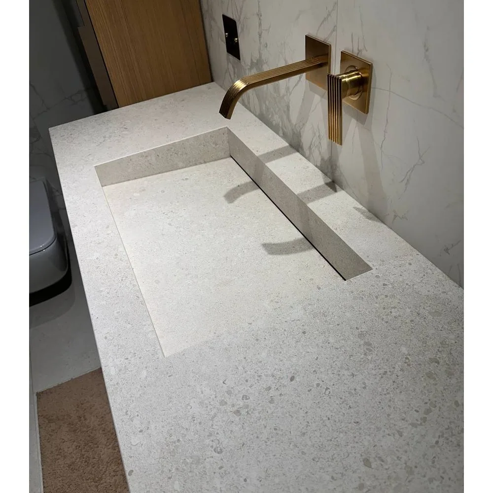 Умывальник подвесной Luxestone 120x55x16 см из керамогранита, со щелевым сливом и съемной ревизией (Stonesink model 10_1) - Фото 3